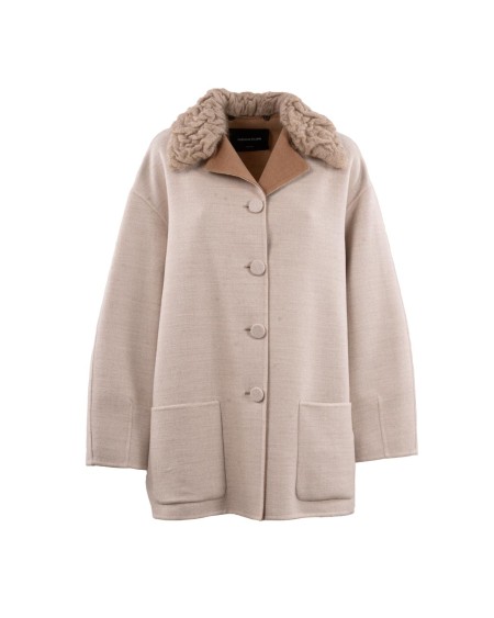 Shop FABIANA FILIPPI  Giaccone: Fabiana Filippi caban in double di lana.
Tessuto sofisticato e avvolgente lavorato a mano.
Caratterizzato dal collo in mohair staccabile.
Prodotto attraverso processi sostenibili.
Composizione: 100% lana vergine
Collo in maglia: 65% mohair – 33% nylon – 2% lana vergine.
Made in Italy.. CTD215F260 L604-VR3